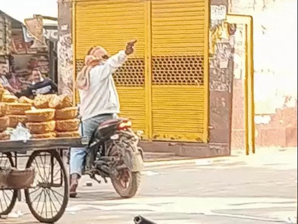 नकाबपोशों ने पहले हवा में लहराए देशी कट्टे, फिर दाग दीं गोलियां; विरोध में बाजार बंद