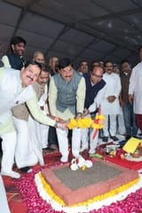 मैं आकाशवाणी केंद्र उज्जैन से बोल रहा हूं....