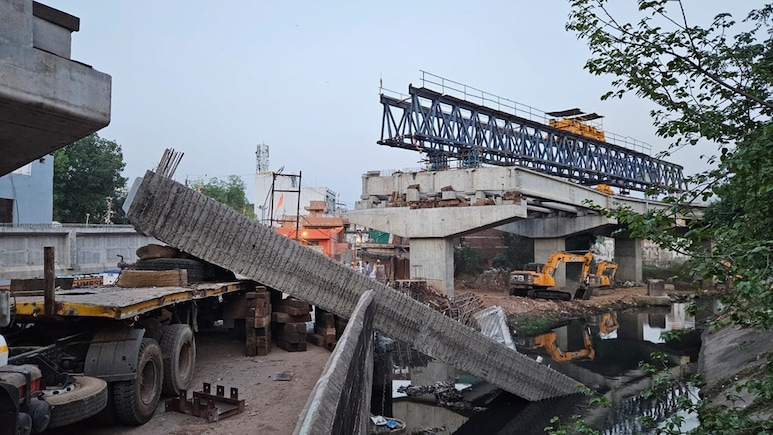 ग्वालियर में 1400 करोड़ से बन रही एलिवेटेड रोड का एक गर्डर गिरा, मजदूर घायल; सिंधिया ने ली  जानकारी 